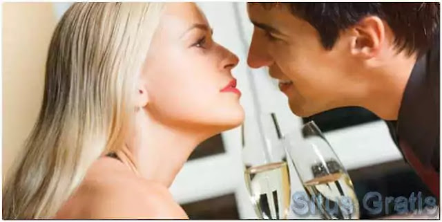 Jangan Mudah Baper, 3 Zodiak Ini Memang Jago Banget Flirting perilaku atraktif sebagai percobaan menarik perhatian lawan jenis