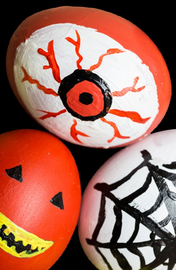 Let Halloween in on the fun this year and decorate spooky eggs! #halloween #halloweeneggs #kidshalloweencrafts #growingajeweledrose #activitiesforkids