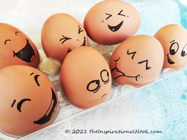 Funny egg faces, drawing faces on eggs, cute, funny, smiley, laughing faces on eggs, Easter egg art, creative cartoon egg