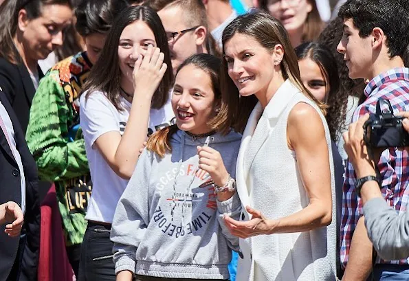 Queen Letizia wore Massimo Dutti gilet from Spring Summer Collection, Adolfo Dominguez medium heel mule slippers, Gold And Roses double daga earrings