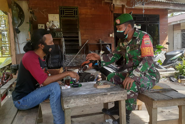 Babinsa Edi Sufriyadi Lakukan Komsos Dengan Warga Desa Harapan Jaya dan Menghimbau Warga Terapkan Prokes Babinsa Edi Sufriyadi Lakukan Komsos Dengan Warga Desa Harapan Jaya dan Menghimbau Warga Terapkan Prokes
