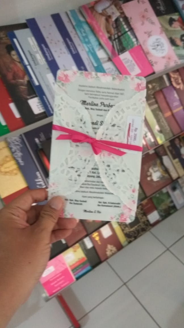  undangan  pernikahan  simple dan elegan warna pink Katalog 