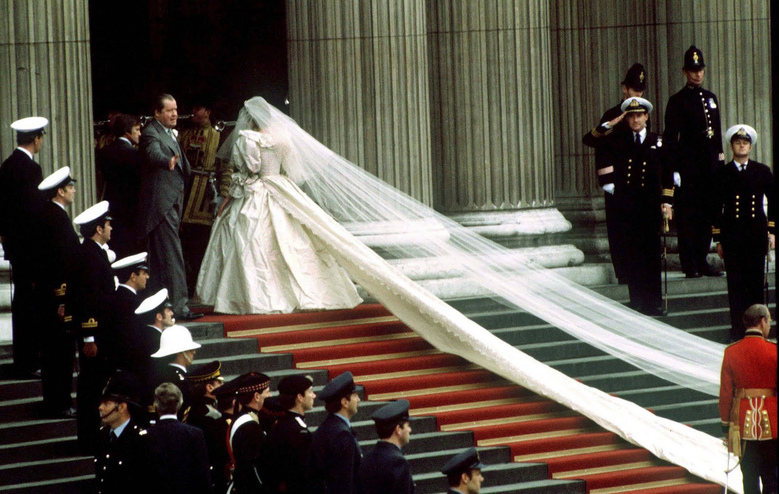 http://1.bp.blogspot.com/-I6hf_H6Dpn0/Tke9aSKgrrI/AAAAAAAADzY/Qz7t7kAhzGI/s1600/1981-Princess-Diana-Wedding-73399860.jpg