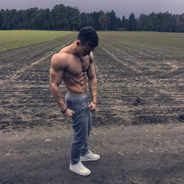 young-muscular-shirtless-bodybuilders-joe-dahler-sexy-country-corn-fed-farm-boy