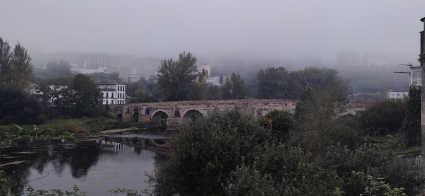 El Puente Romano sobre el Río Miño al amanecer. Lugo
