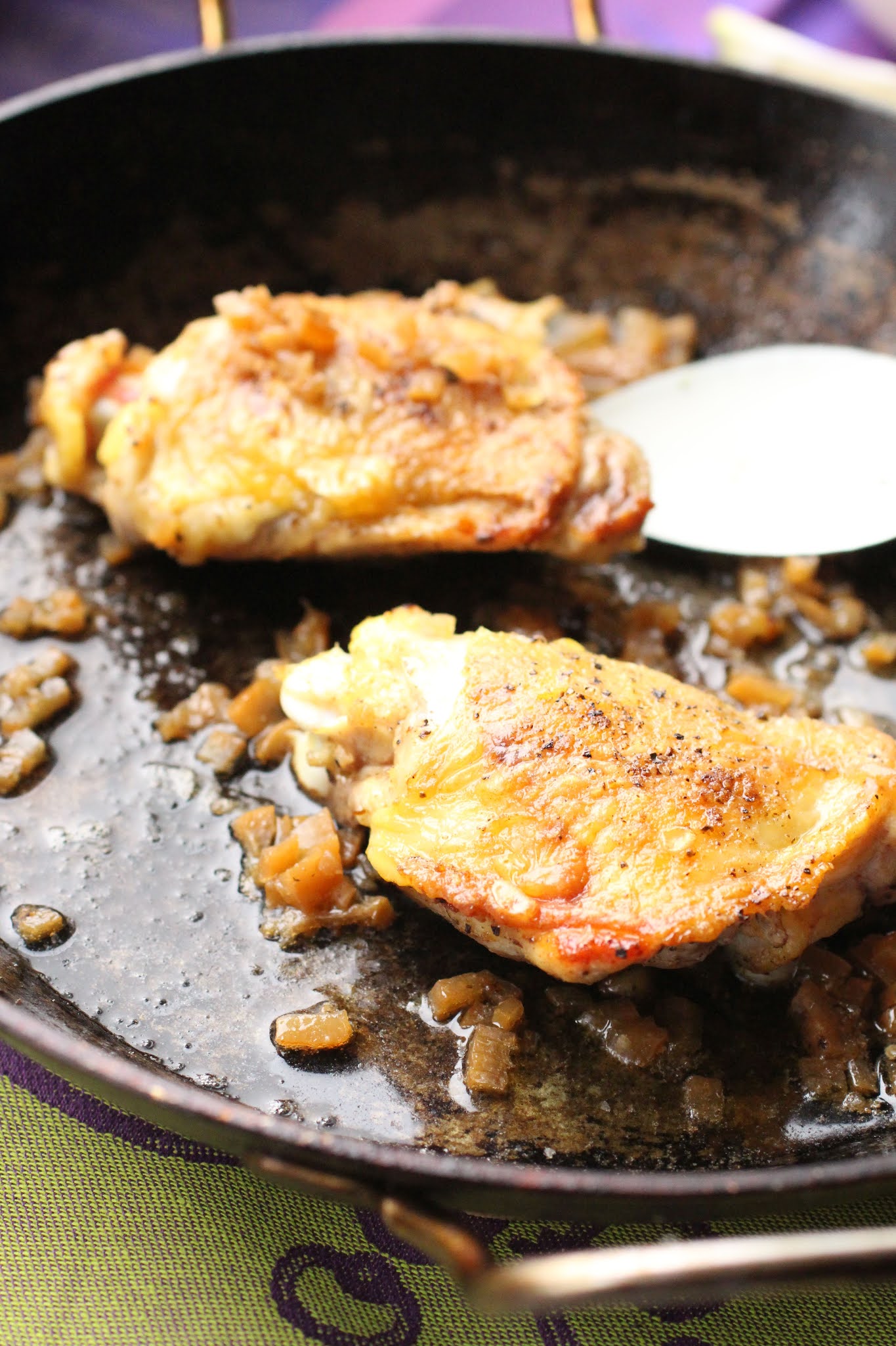 Un peu gay dans les coings... Hauts de cuisses de poulet au citron confit Un peu gay dans les coings... Hauts de cuisses de poulet au citron confit
