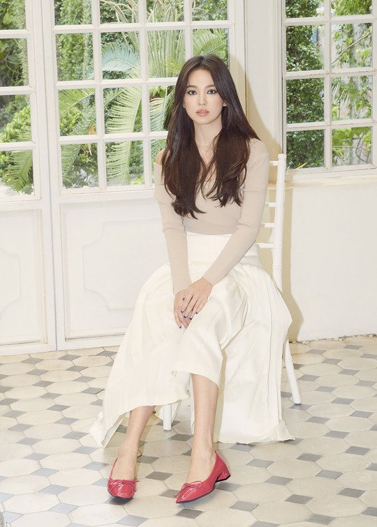 Song Hye Gyo yeni fotoğraflarında büyüleyici görünüyor