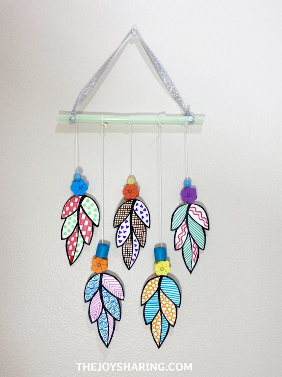 Paper Leaves Wall Hanging for Kids #thejoyofsharing #kidsactivities #easydoodleart #artproject #classroomdecor via @thejoysharing Beautiful wall hanging made with paper leaves