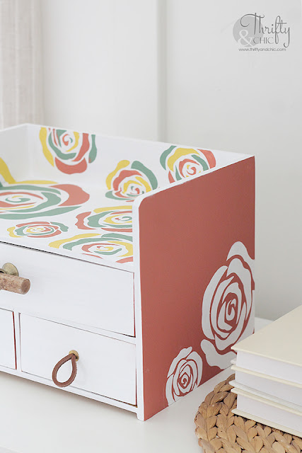 Organizer hack. Organization and decluttering ideas. Bathroom organization ideas. Desk organizer. DIY desk organizer makeover.