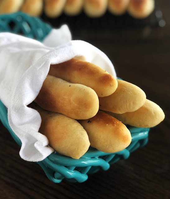 olive garden breadsticks wrapped in a white towel