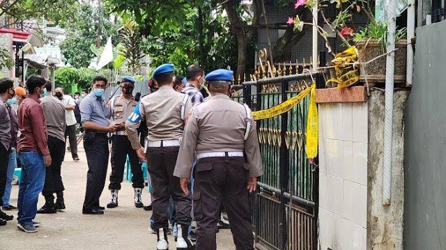Diduga Cekcok Keluarga, Polisi di Depok Dorr Anak-Istrinya Lalu Tembak Kepala Sendiri Diduga Cekcok Keluarga, Polisi di Depok Dorr Anak-Istrinya Lalu Tembak Kepala Sendiri