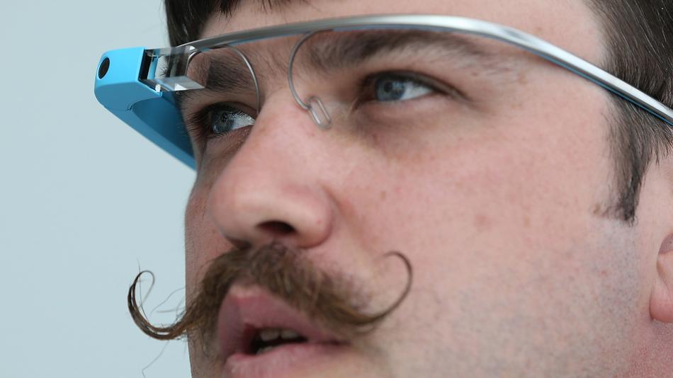 On the occasion of show the developers of Google, Facebook and Twitter have submitted their applications for glasses connected to the firm