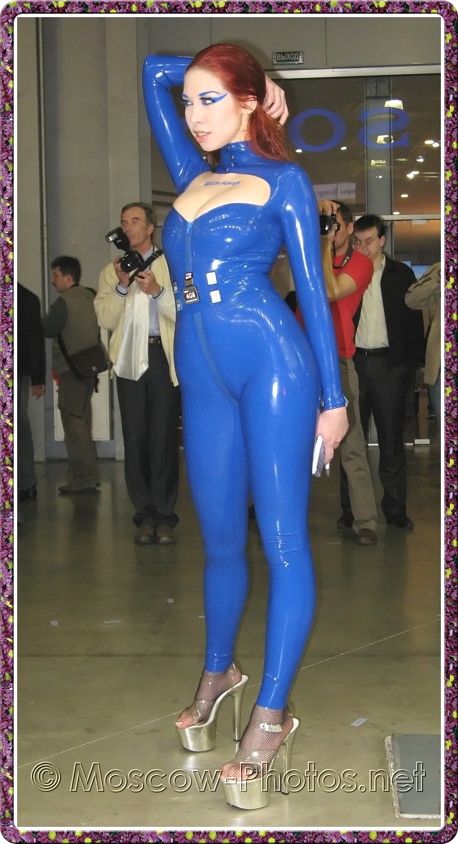 Girl in rubber suit posing at Photoforum - 2008