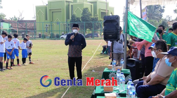 Walikota Metro melakukan tendangan bola, sebagai tanda dimulainya pertandingan sepak bola U-12 Muhammadiyah di Kota Metro.