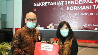 Kunjungi Sulut, Plt Ketua KPU RI Serahkan SK CPNS se Indonesia dan Santunan Kepada KPPS di Minahasa
