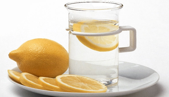 Tidak Selalu Menyehatkan, Minum Air Lemon Juga Bisa Berbahaya