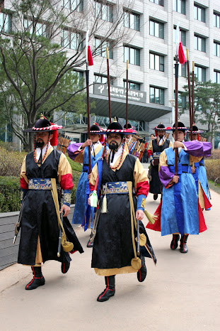 Guardias de palacio desfilando hacia Deoksugung