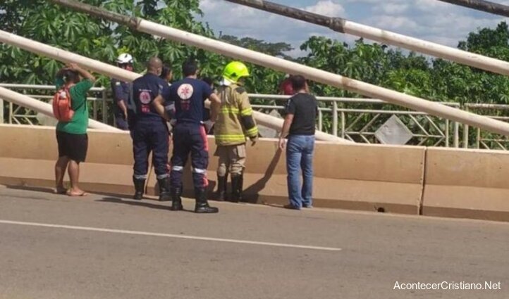 Policías y bomberos evitan suicidio de mujer desde puente