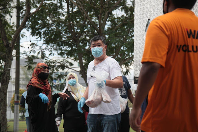 Volunteer MVM Agihan Ayam Syawal Bersama Uncle Kentang