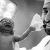 Recém-nascido puxa máscara do obstetra. Imagem está correndo o mundo