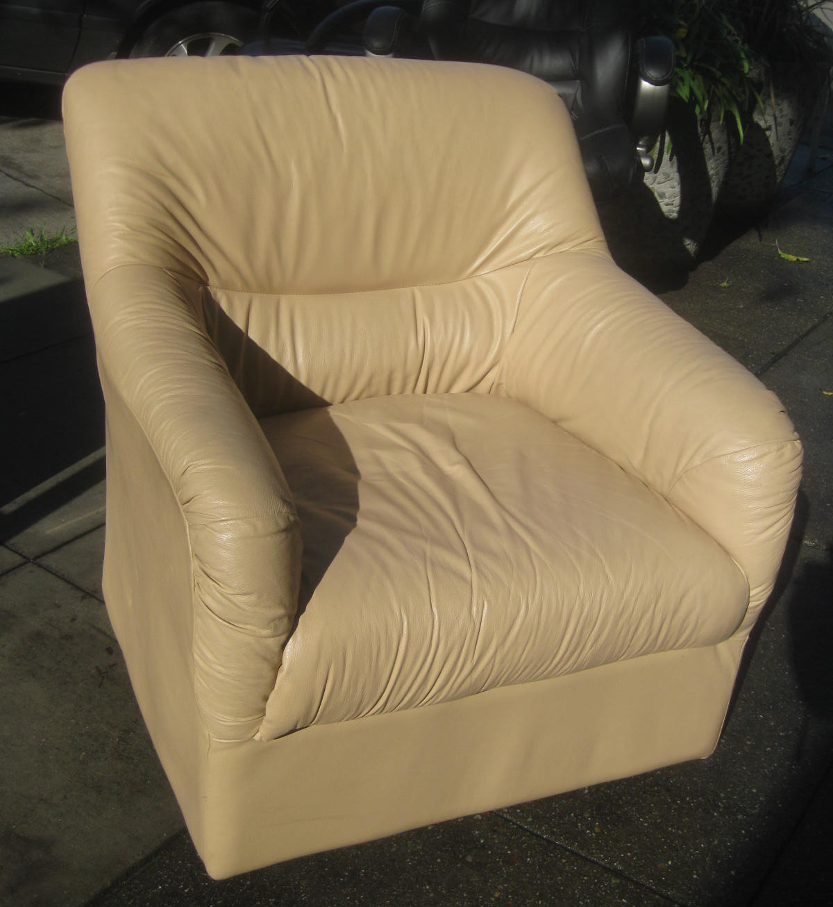 UHURU FURNITURE & COLLECTIBLES SOLD Buff Leather Chair 65