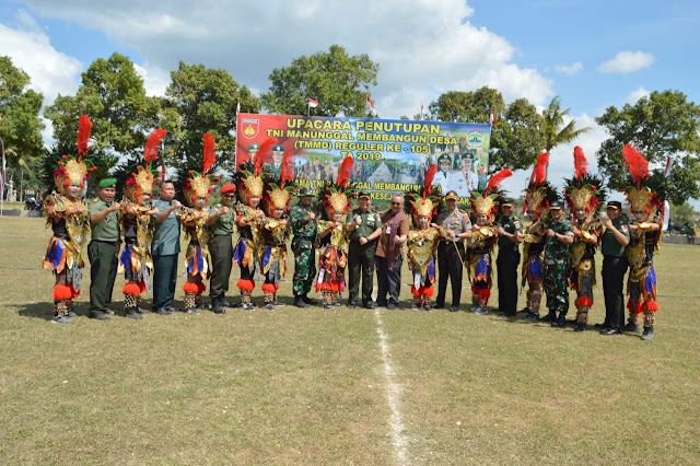 Pentas Tarian Topeng Ireng di Penutupan TMMD