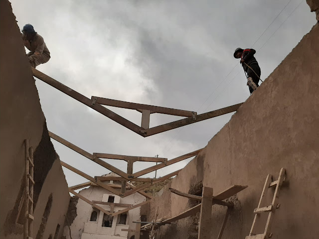 Wir sind mit dem Aufbau des Daches der Kapelle in Quillacas beschäftigt. Wir sind mit dem Aufbau des Daches der Kapelle in Quillacas beschäftigt.