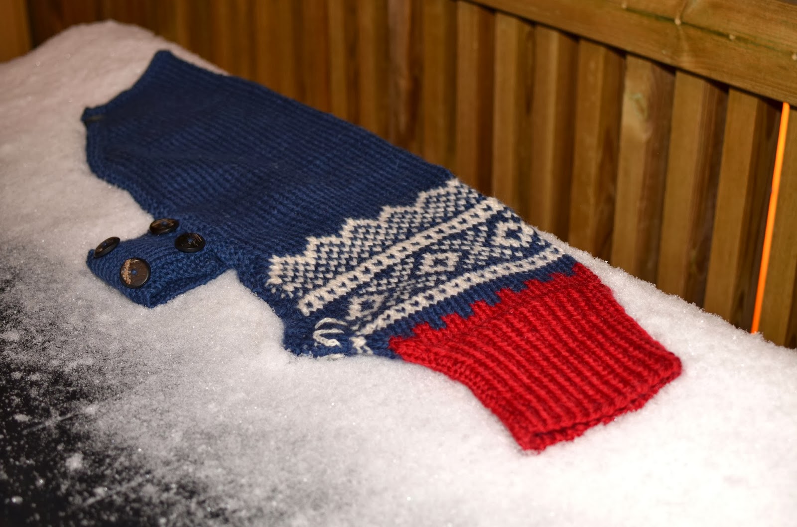 Bilde Av En Hund I Et Polstret Dekken