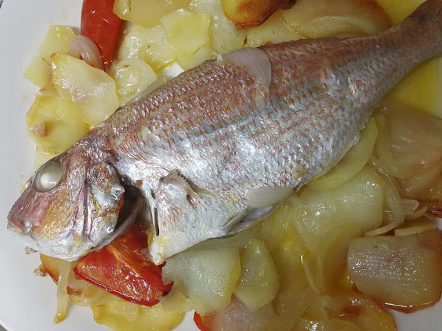 Breca Al Horno Con Patatas 
