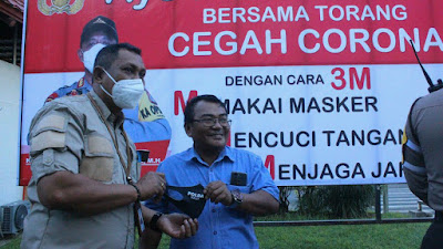 Cegah Covid-19, Polda Sulut Bagikan Masker di Bandara Sam Ratulangi Manado
