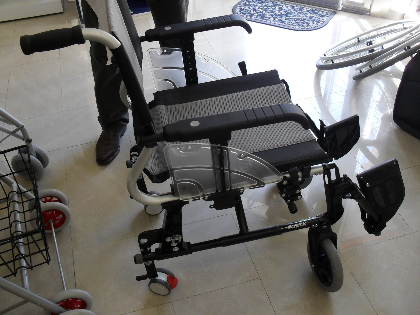 SILLA DE RUEDAS DE ALUMINIO 2 EN 1 "FORTA LINE GIRO", CONVERTIBLE DE