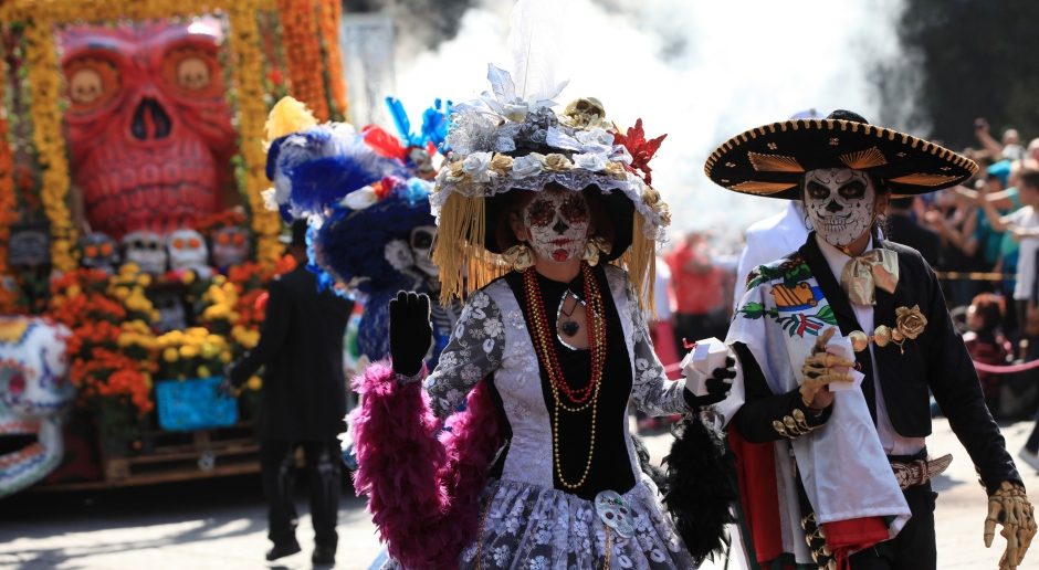 Fantasia de Caveira Mexicana: Simbologia e 40 modelos diferentes  Family  halloween costumes, Halloween looks, Scary halloween costumes