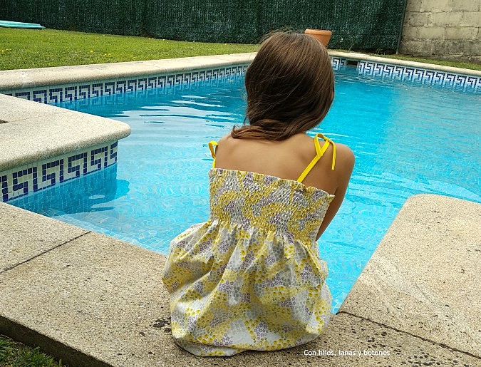 Con hilos, lanas y botones: vestido fruncido con hilo elástico