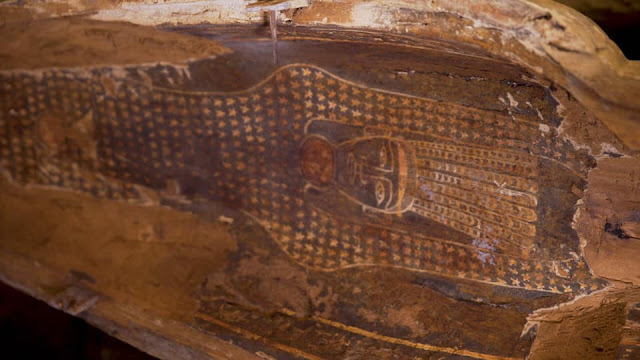 Αποκαλύφθηκε κρύπτη με σφραγισμένες σαρκοφάγους στη Saqqara της Αιγύπτου Αποκαλύφθηκε κρύπτη με σφραγισμένες σαρκοφάγους στη Saqqara της Αιγύπτου