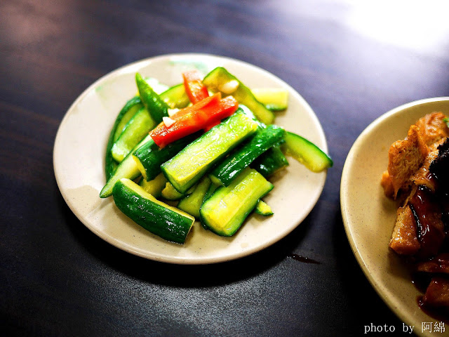 【桃園牛肉麵】小木屋麵館-行家教你牛肉麵美味升級的密技吃法．老店/牛肉麵/水餃/炸醬麵/麻醬麵