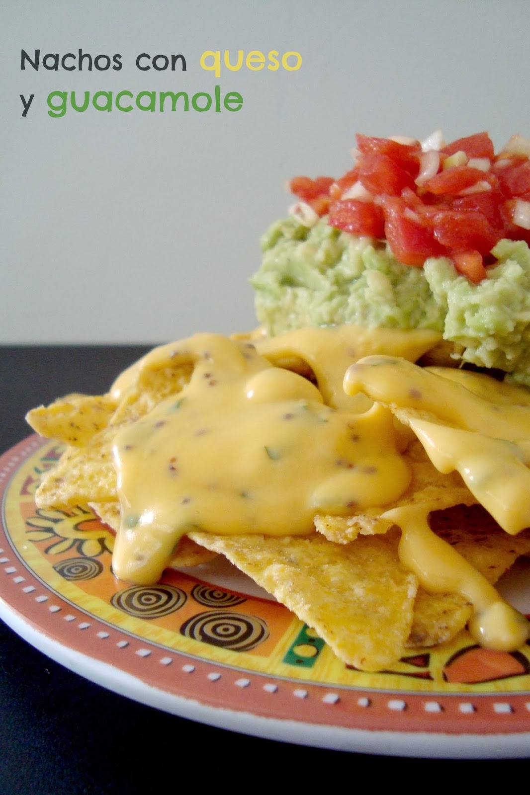 5 SeNtIdOs En La CoCiNa Nachos con salsa de queso, guacamole y pico gallo