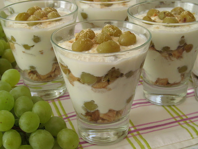 Творожный десерт с запеченным виноградом