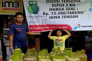 Gas Bersubsidi di Nalumsari Jepara, Susah Dicari & Harga Tinggi 1 Spanduk%2Bpemberitahuan%2Bharga%2BLPG%2Bsesuai%2BHET%2Byang%2Bterpasang%2Bdi%2Bpangkalan%2Bdi%2BJepara%2B %2Ba