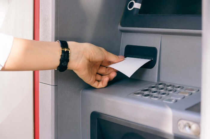 Jangan Buang Struk ATM Sembarangan Setelah Ambil Uang di ATM, Ini Bahayanya! Jangan Buang Struk ATM Sembarangan Setelah Ambil Uang di ATM, Ini Bahayanya! naviri.org, Naviri Magazine, naviri majalah, naviri