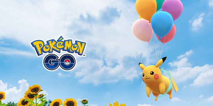 Pokémon pikachu está sentado em um pequeno guarda-chuva com balões em torno  dele.