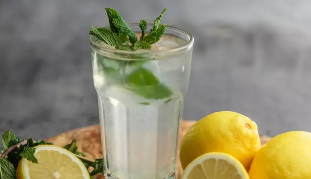 Mitos Manfaat Air Lemon