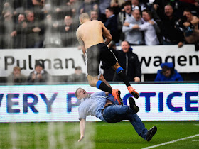 howay the lads, Aleksandar Mitrović, goal celebartion, fan running on to the pitch, Newcastle, Sunderland