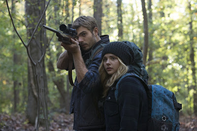 Alex Roe and Chloe Grace Moretz in The 5th Wave