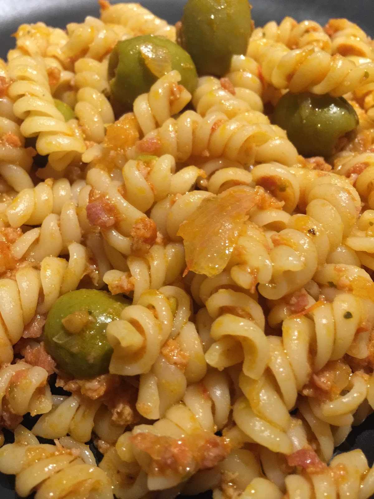 Pâtes à la sauce tomate, chorizo et jambon