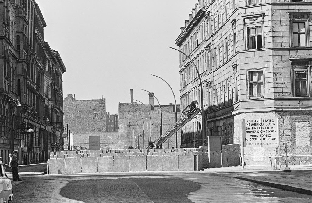 Amazing Black and White Photos of the Building of the Berlin Wall in