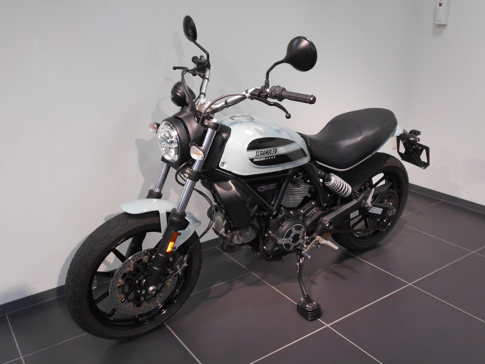 DUCATI スクランブラー ディライト製 スーパーローシート