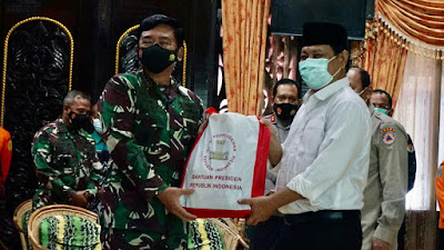 Panglima TNI Terjun Langsung Tinjau Banjir Kalsel dan Serahkan Bantuan Presiden Jokowi Serta 34 Perahu Karet