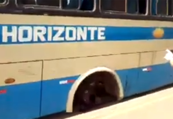 Ônibus da Novo Horizonte solta roda e assusta passageiros Ônibus da Novo Horizonte solta roda e assusta passageiros