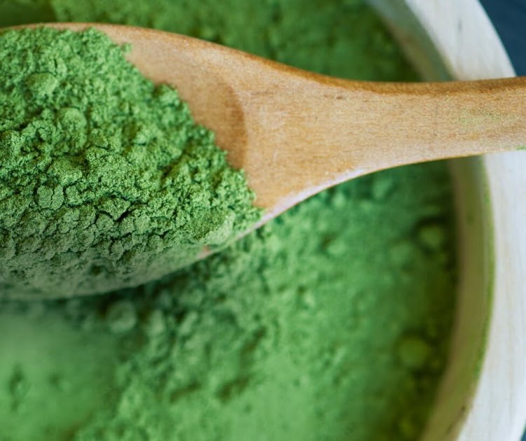 Queratina caseira de spirulina para fortalecer cabelo ressecado fraco