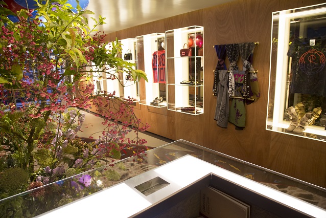 omverwerping As grijnzend mylifestylenews: Vivienne Westwood Opens First Flagship Boutique & Maison  In Paris